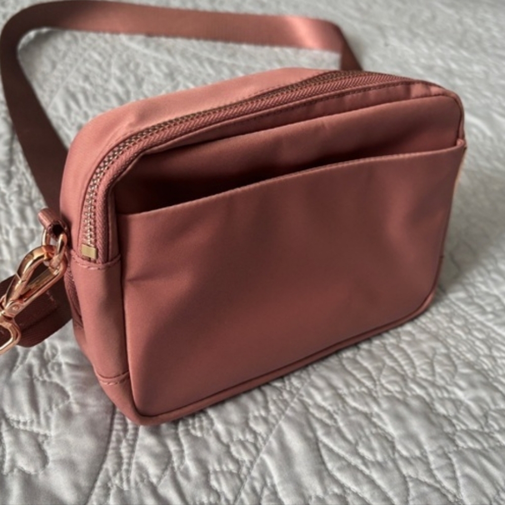Lululemon Everywhere Crossbody Bag 2L in Spiced Chai / Rose Gold LIKE NEW - Picture 3 of 4